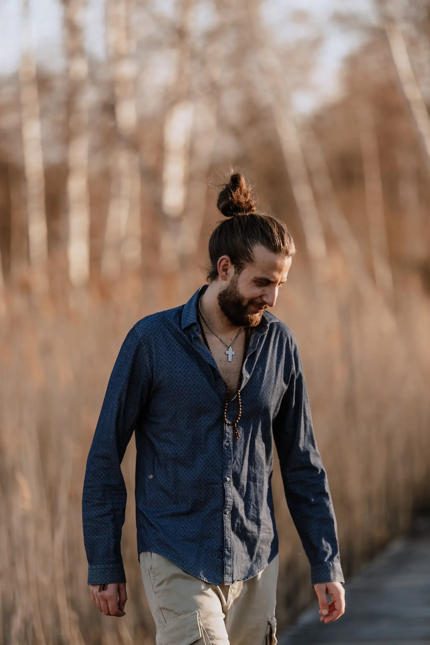 Fabio Sinicropi, accompagnateur holistique, marchant sereinement sur un sentier en pleine nature, en Suisse, représentant le cheminement intérieur et la pleine conscience.